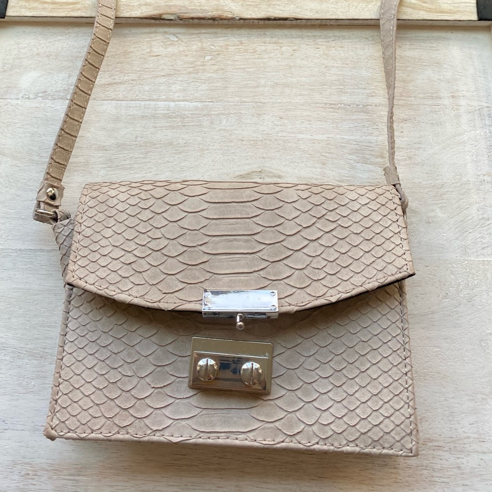 Beige faux snakeskin crossbody bag 6 1/2 inches wide 5 inches tall